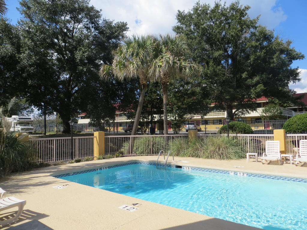 Fairview Inn & Suites Mobile Exterior photo